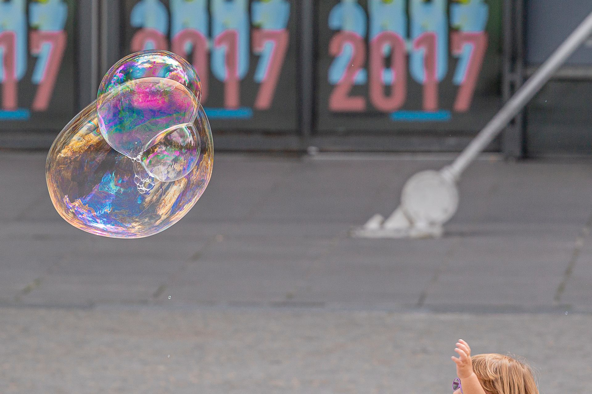 l'enfant et la bulle d'eau
