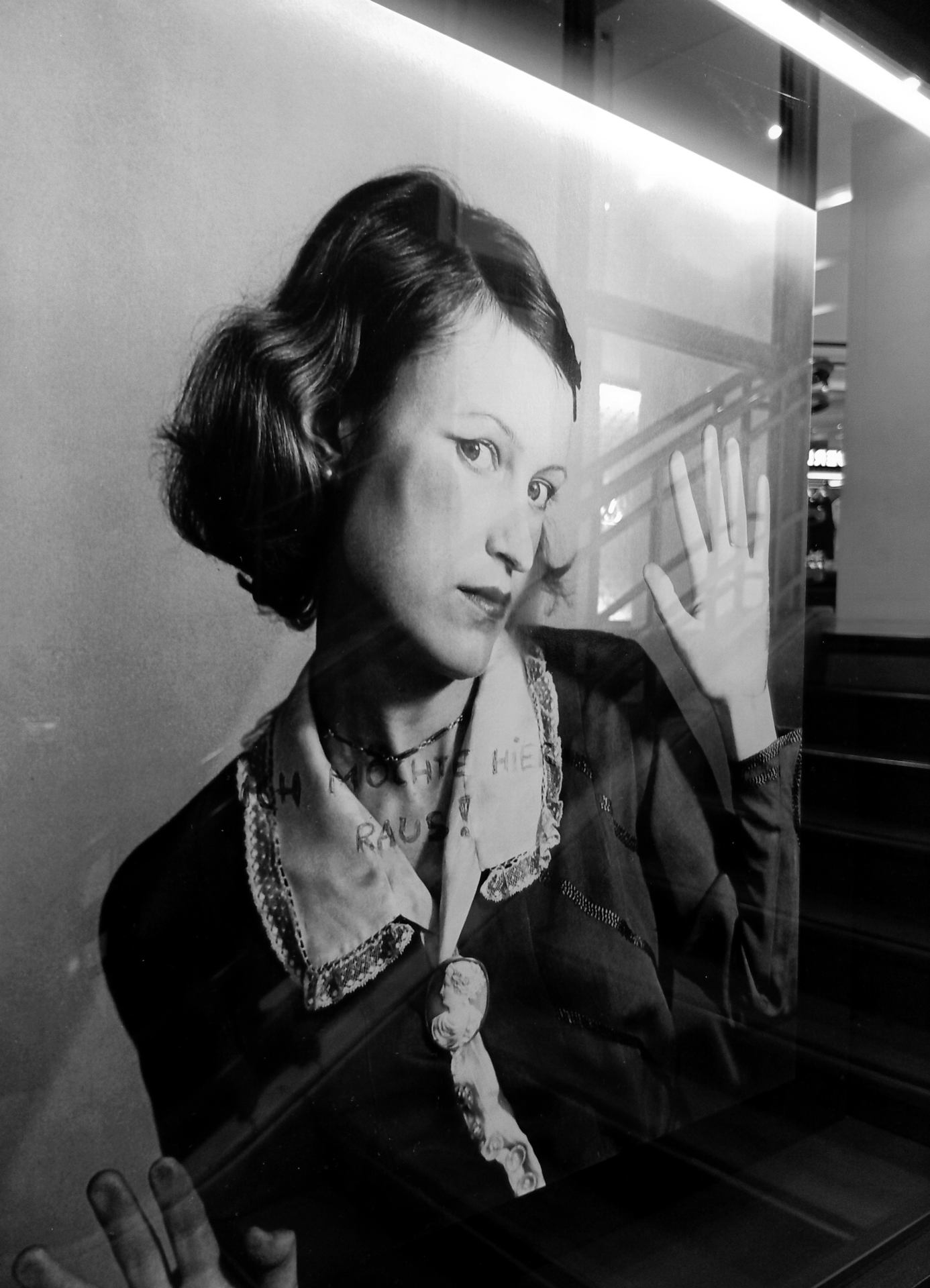 birgit jürgenssen ich möchte hier raus - sortez moi de là - expo Lafayette