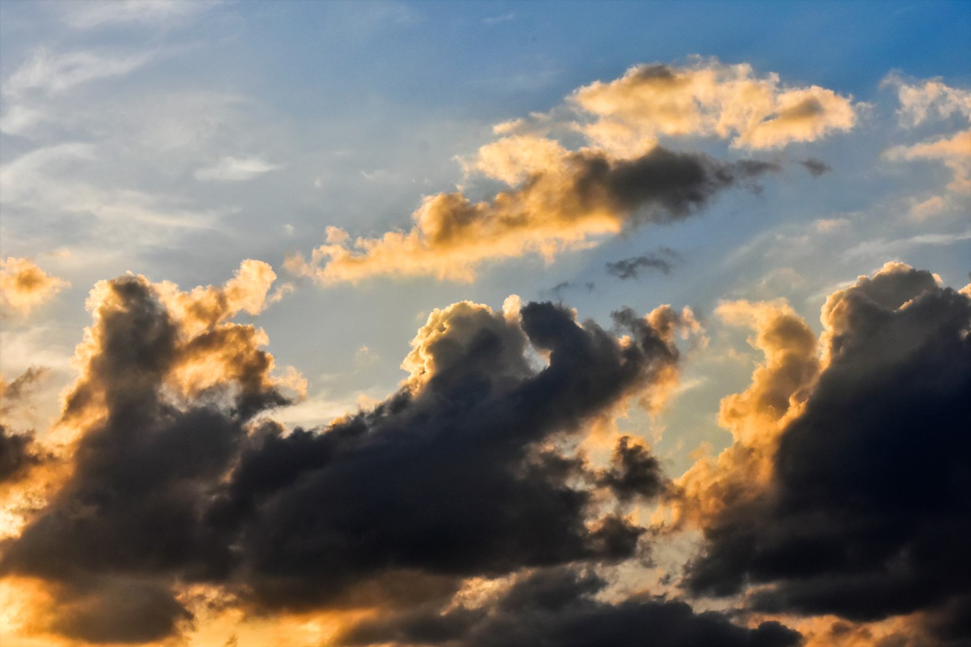 NUAGES NOIRS