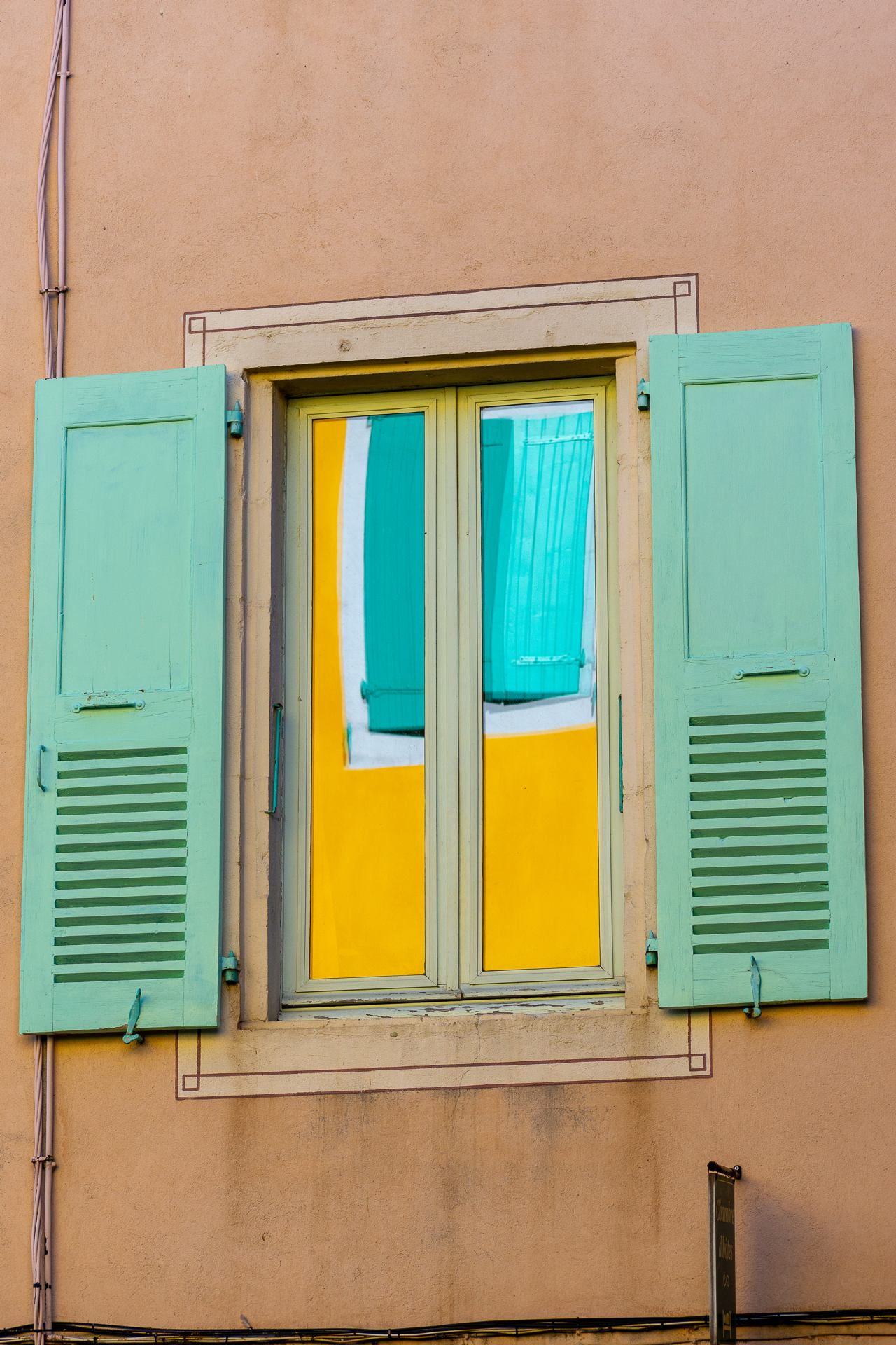 c'est toujours plus beau derrière la fenêtre