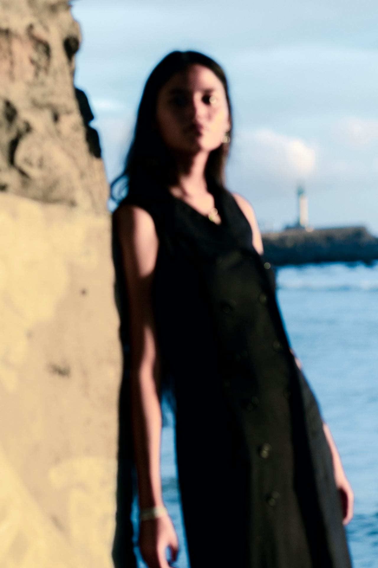 Fille sur le port