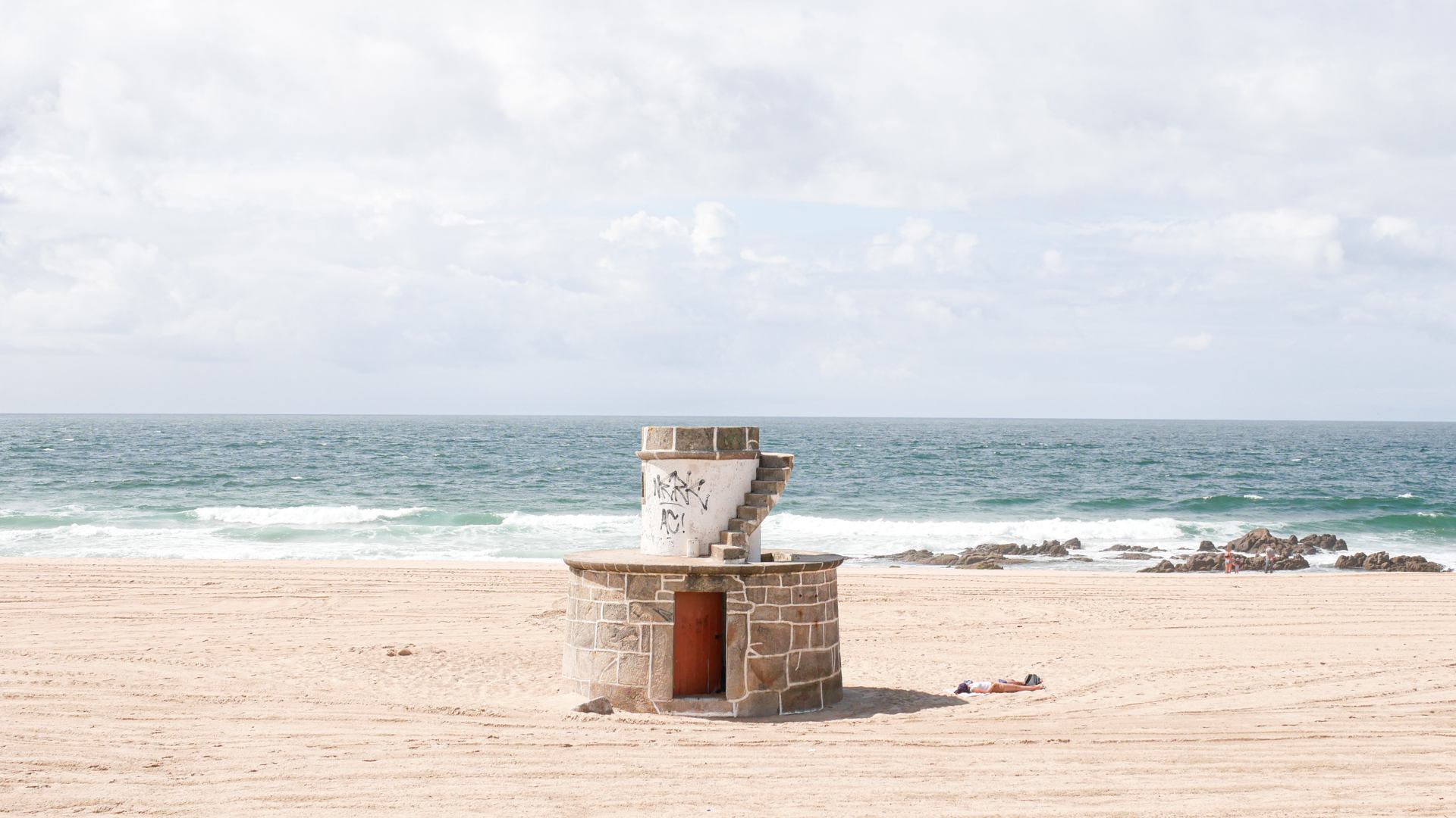 Ruine d'un phare sur la plage