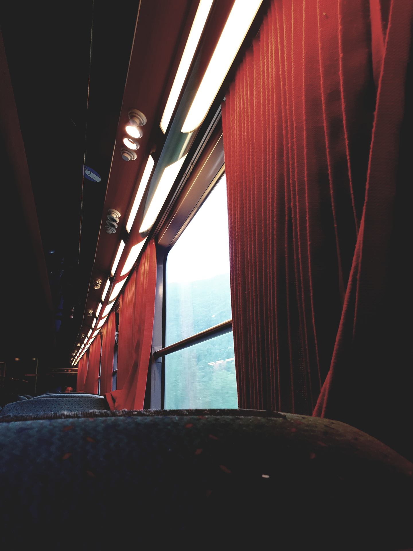 Lever de rideau sur le lac