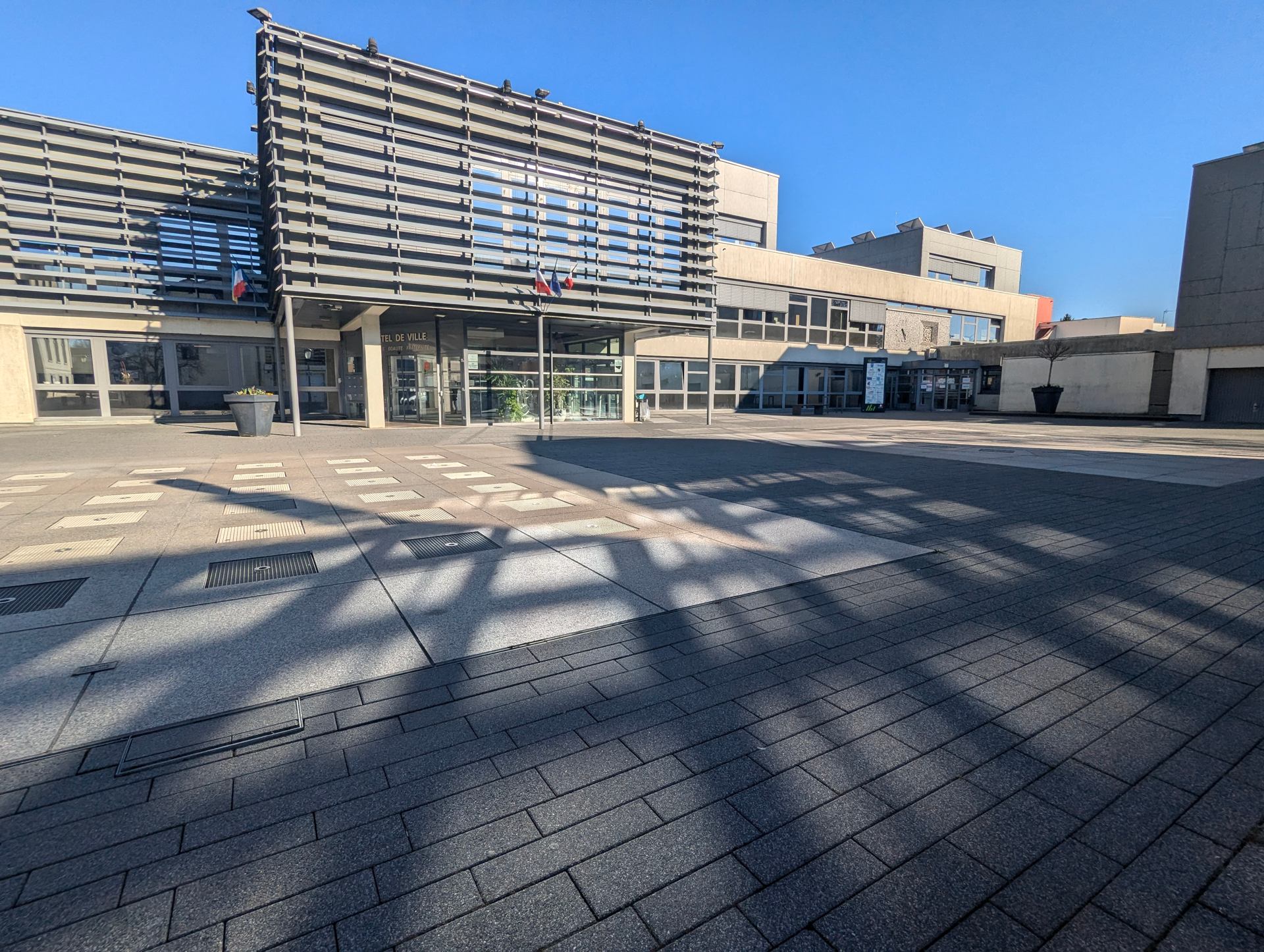 Les ombres du parvis