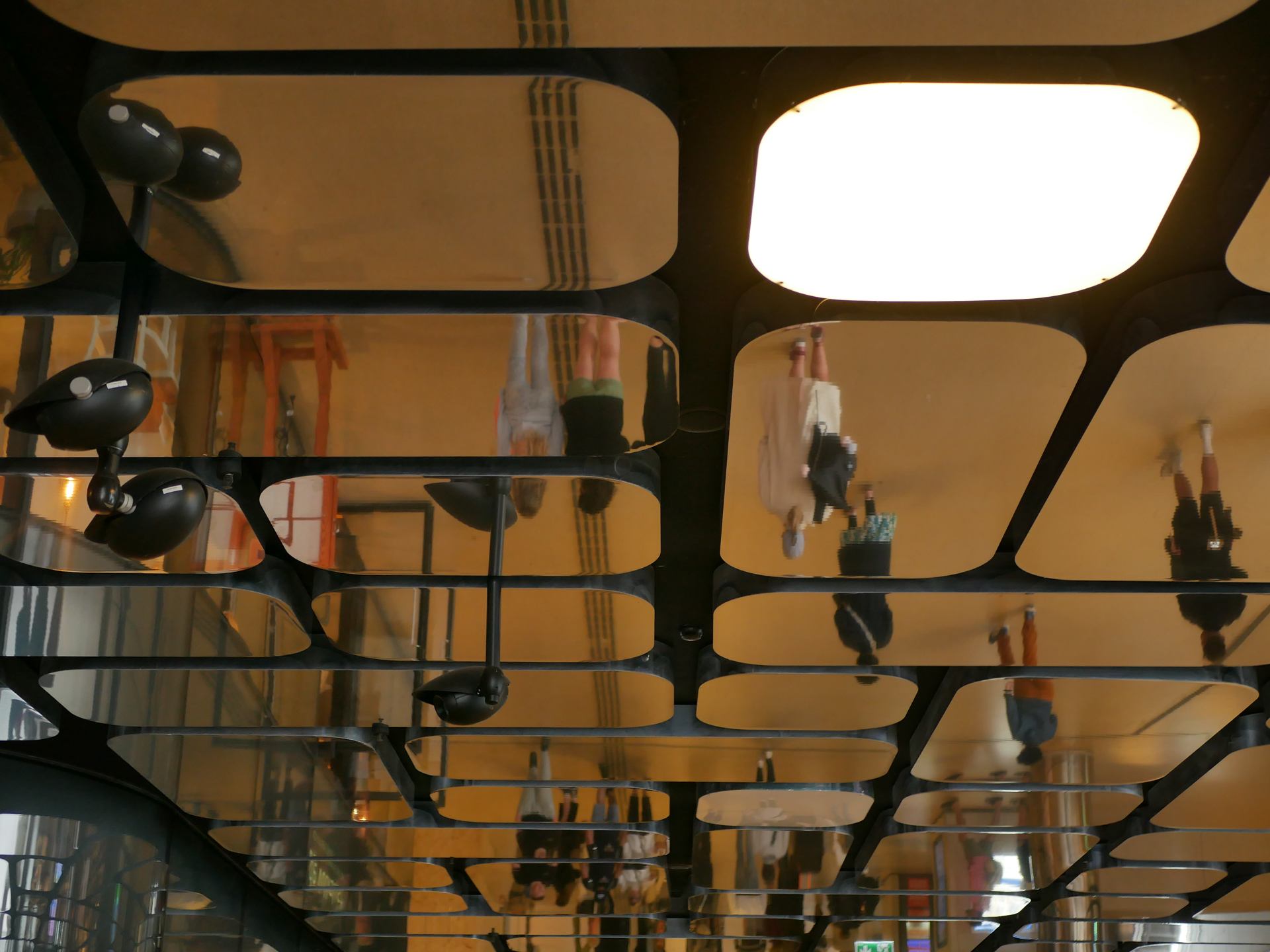 une glace au plafond