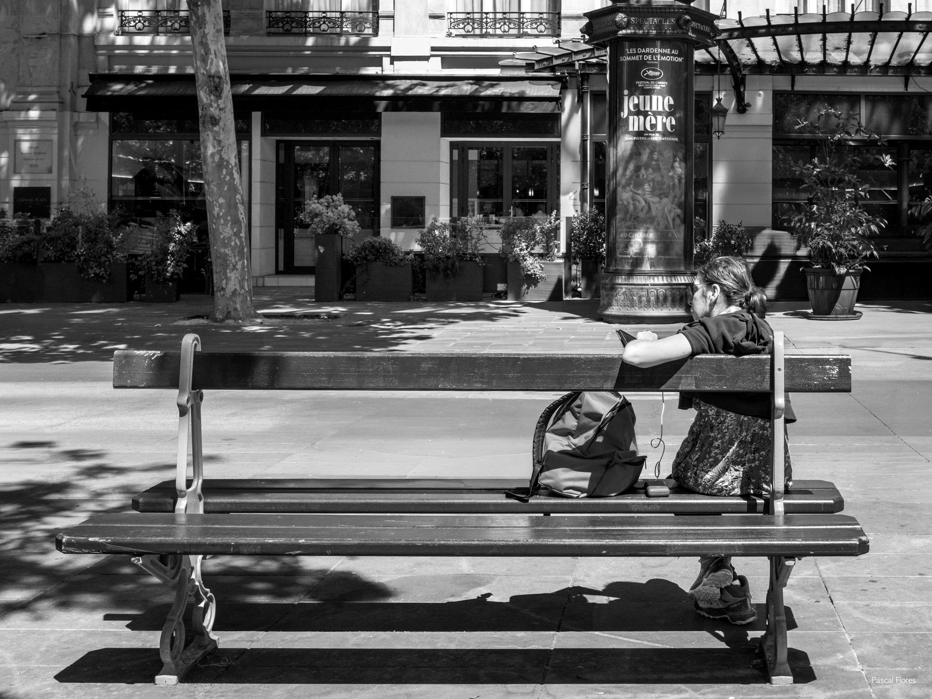 Jeune femme sur le banc