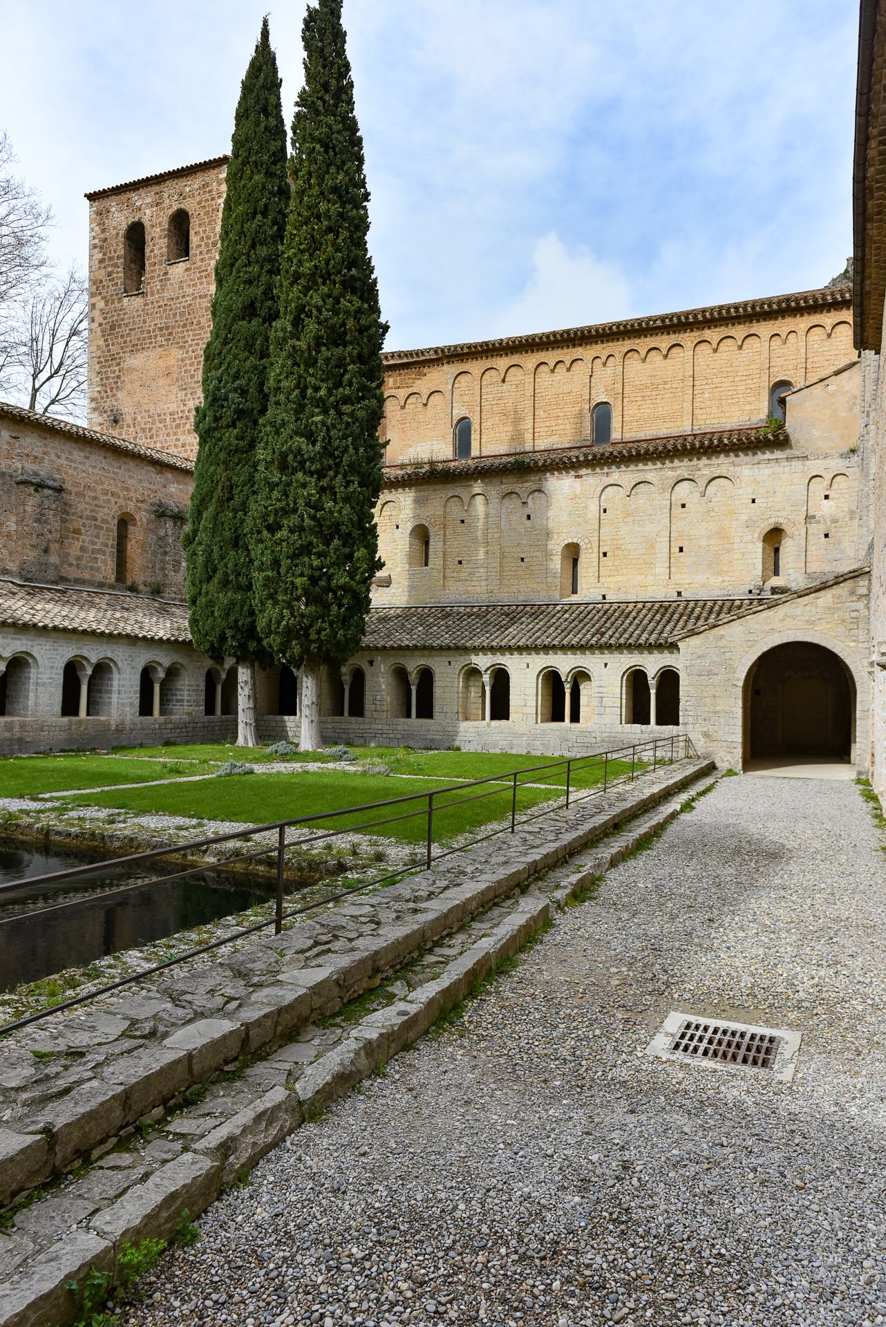 Le jardin du cloitre de l'abbaye de Gellone à Saint-Guilhem-le-Désert.