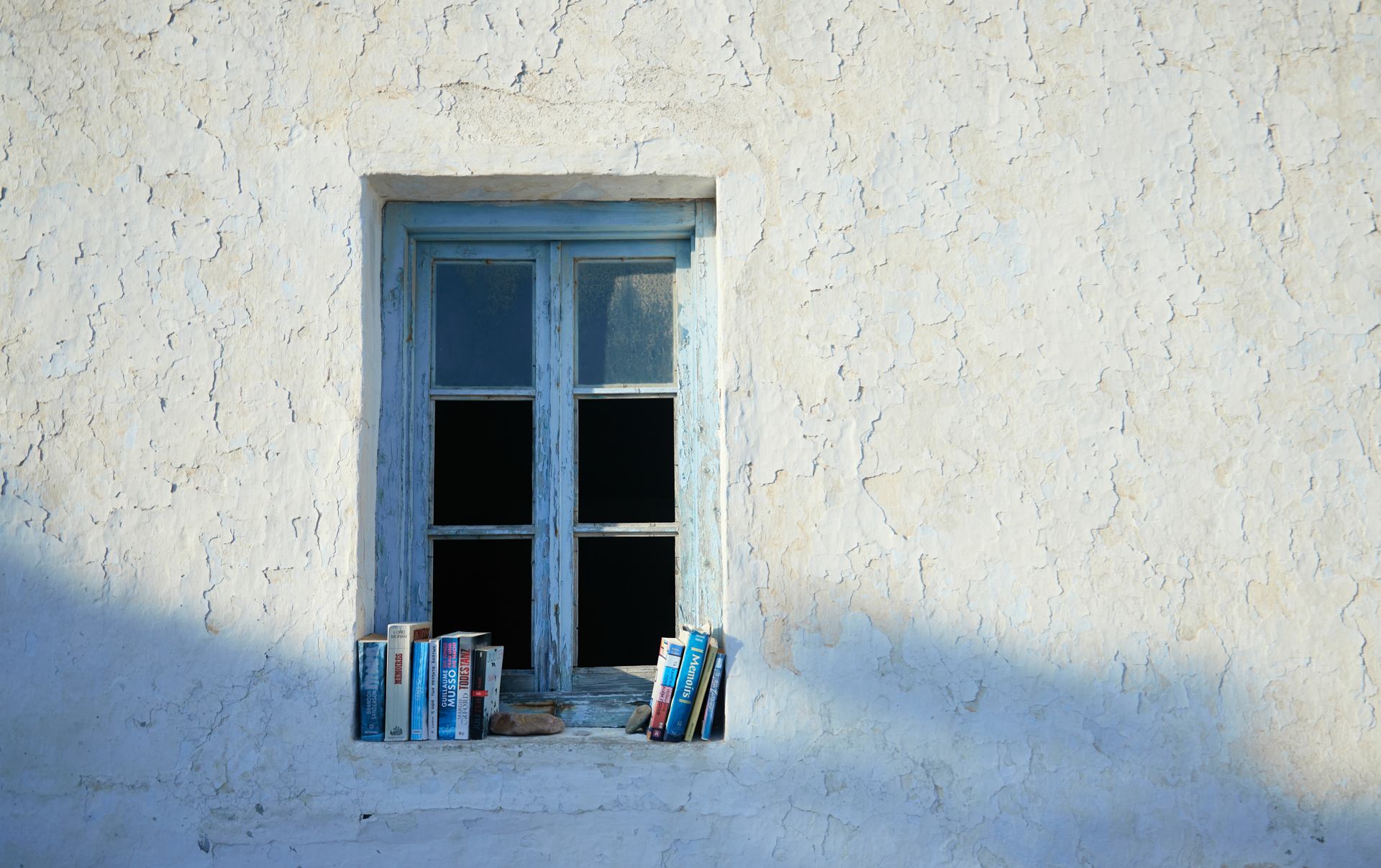 Fenêtre rue Plaka Milos livres.jpg