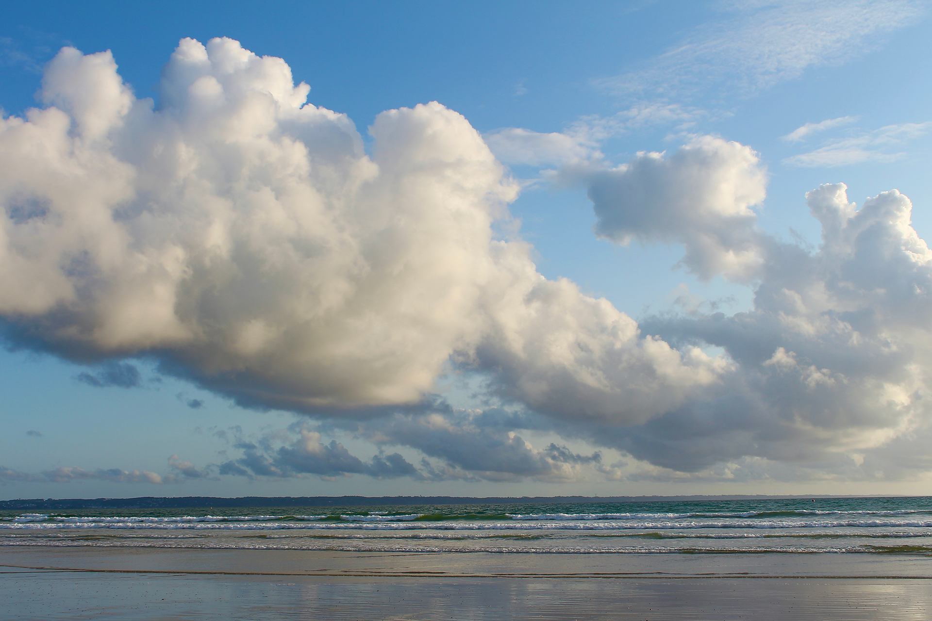 Colonne de nuages sur la baie de Douarnenez (Finistère)