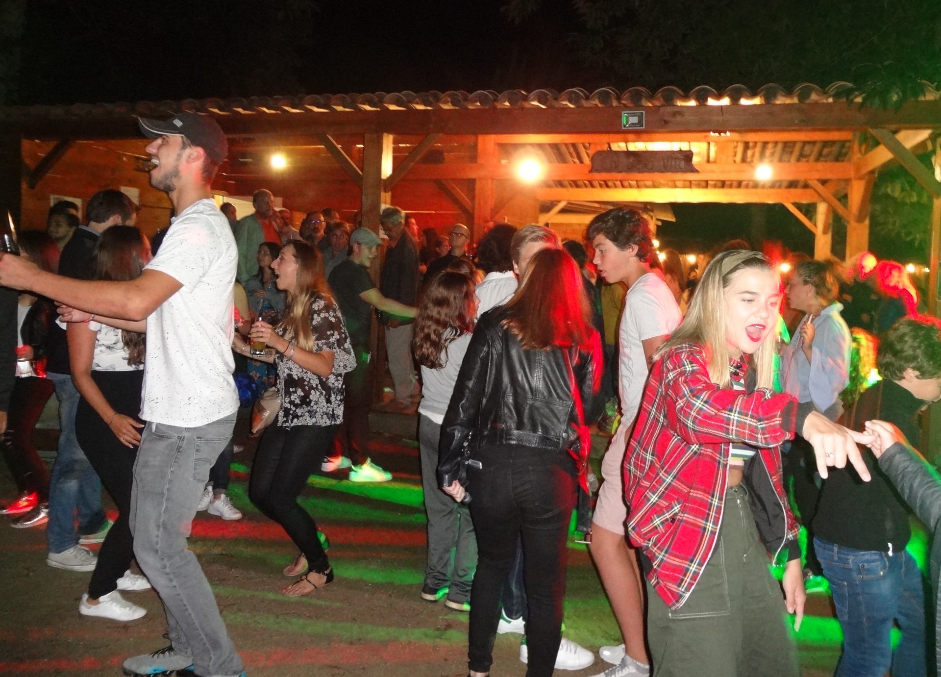 AMBIANCE AU VILLAGE