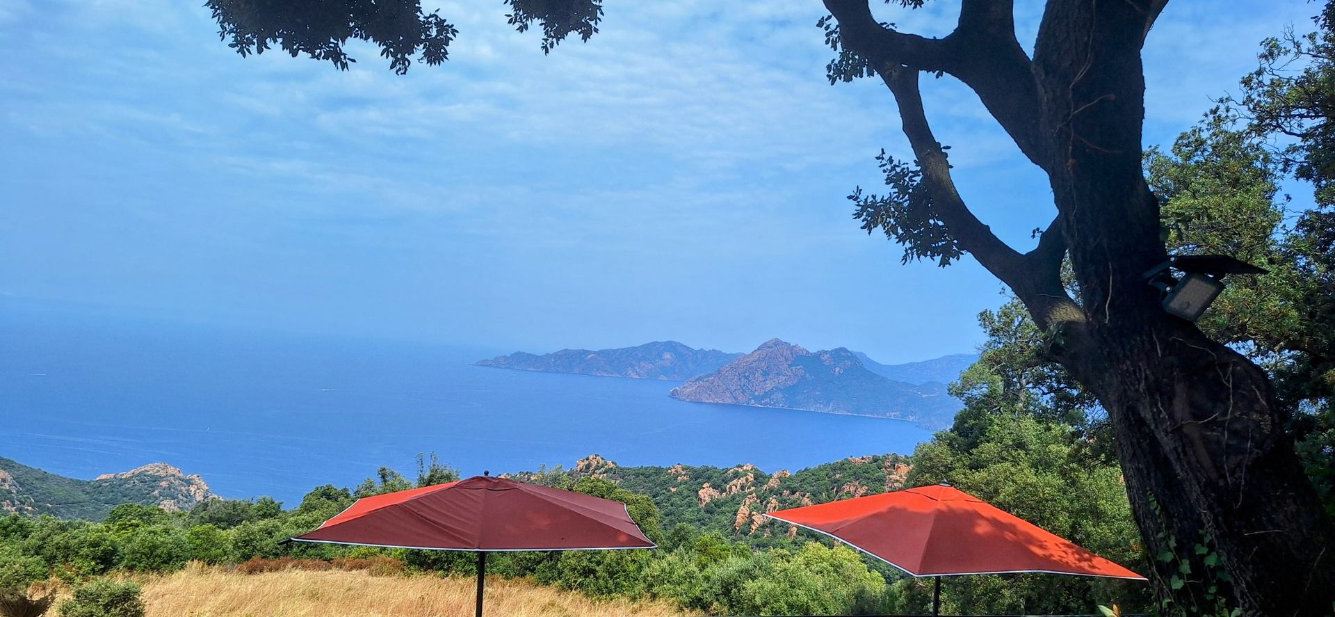 Vue de l'hôtel les Roches Rouges
