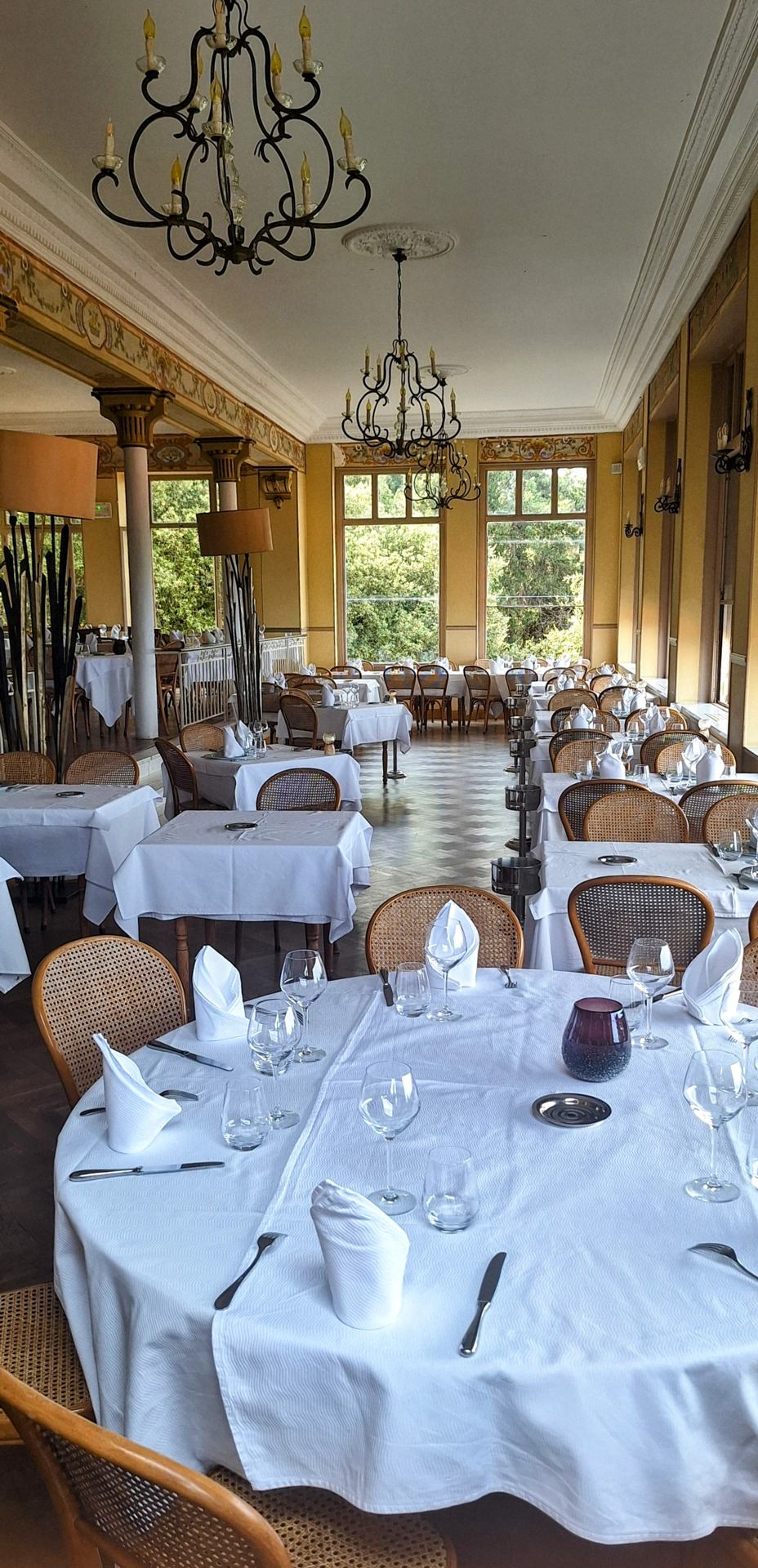Près de la terrasse, très belle salle.